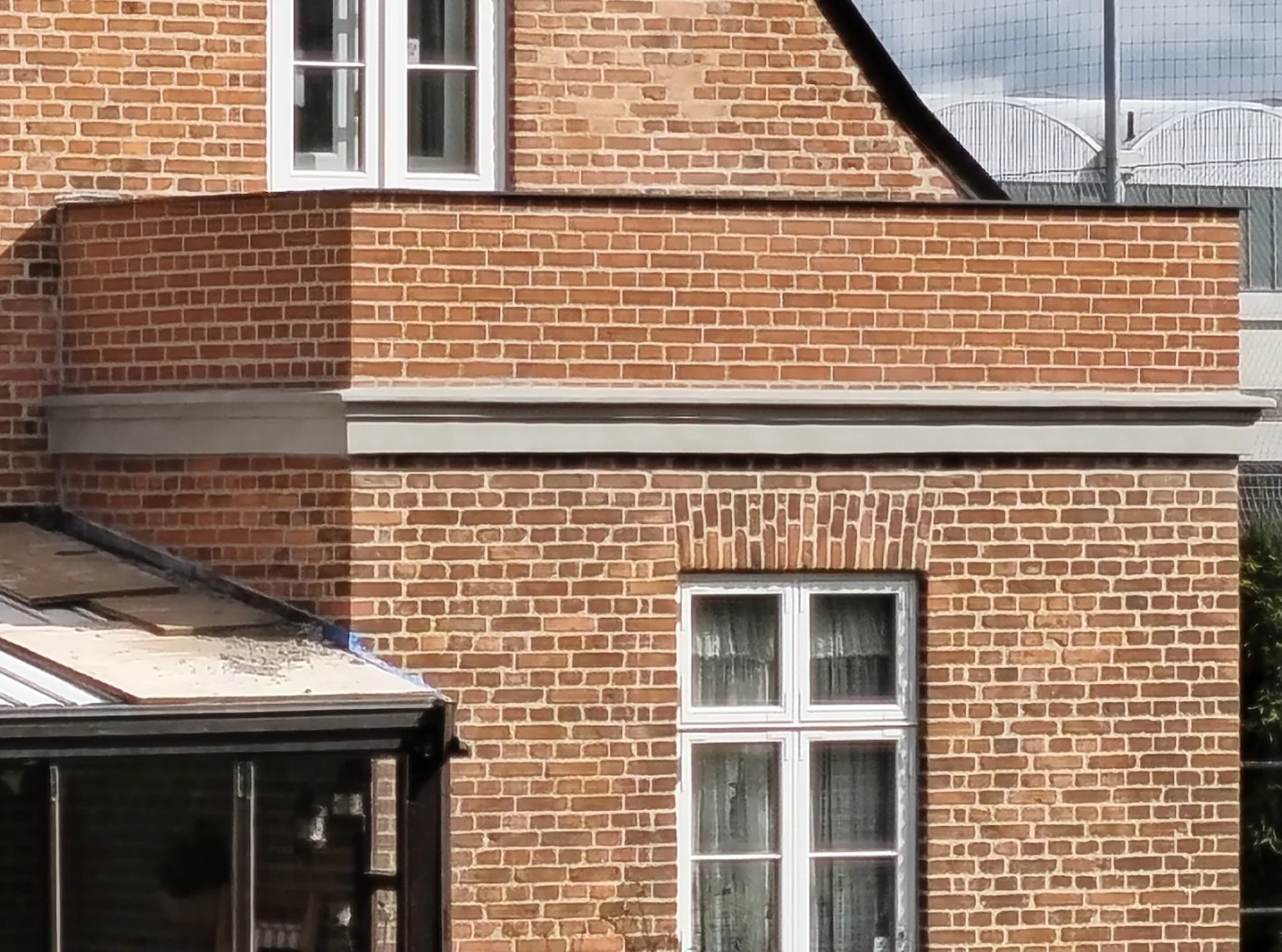 Gesims efter renovering med gennemført pudset profil