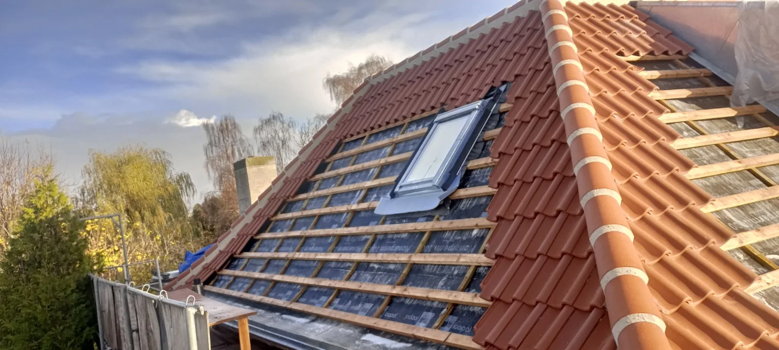 Detalje af nymuret rygning ved tagvindue under arbejdet